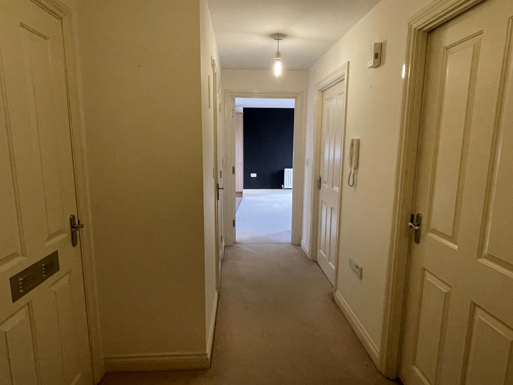 Lot: 50 - VACANT FLAT IN TOWN CENTRE -